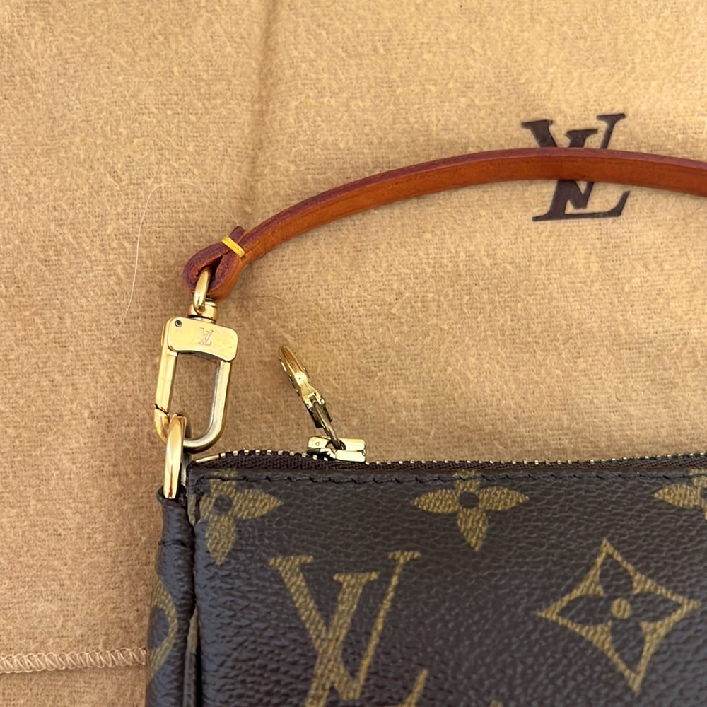 Louis Vuitton Pochette iconic bag. - Picture 3 of 10